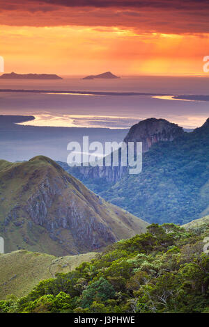 Am frühen Morgen in Altos de Campana Nationalpark, Pazifik Hang, Republik Panama. Im Hintergrund ist Punta Chame an der Pazifikküste. Stockfoto