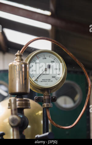 Die Bala Lake Railway Schmalspur Dampflok Winifred Manometer am Llanuwchllyn station Wartung Halle Stockfoto