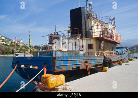 Rostige alte Schiff in den Hafen von Agia Galini auf Kreta, Griechenland Stockfoto