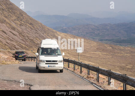 Bealach Na Ba Straße - Teil der North Coast 500-Route - Wohnmobil warten bei Weitergabe für entgegenkommendes Fahrzeug, schottischen Highlands, UK Stockfoto