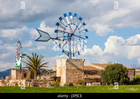 Windmühle für Wasserpumpen, Mallorca, Typ: Molino de Ferro Stockfoto