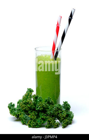 Gruenkohl-Smoothie in Glas Mit Trinkhalm, Smoothie, Gruenkohl, Krauskohl, Federkohl, Winterkohl, Brassica Oleracea Acephala var. Sabellica Stockfoto