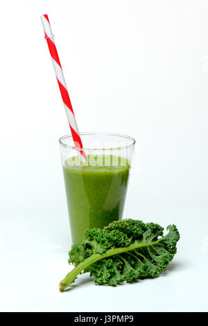 Gruenkohl-Smoothie in Glas Mit Trinkhalm, Smoothie, Gruenkohl, Krauskohl, Federkohl, Winterkohl, Brassica Oleracea Acephala var. Sabellica Stockfoto