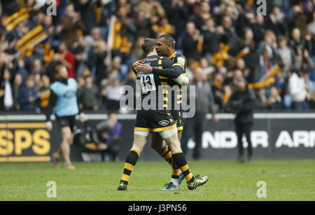 Wespen Kurtley Beale und Elliott Daly feiern am Ende des Spiels während der Aviva Premiership-Spiels in der Ricoh Arena in Coventry. Stockfoto