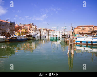 Chioggia, Italien - 30. April 2017: Angelboote/Fischerboote vertäut in einem Kanal in Chioggia, venezianische Lagune, Italien. Stockfoto