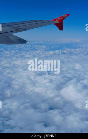 Flugzeug Air Berlin, Wolken Stockfoto