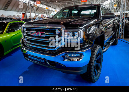 STUTTGART, Deutschland - 3. März 2017: Heavy-Duty Pick-up GMC Sierra 1500 Crew Cab SLT, 2017. Europas größte Oldtimer-Messe "RETRO CLASSICS" Stockfoto