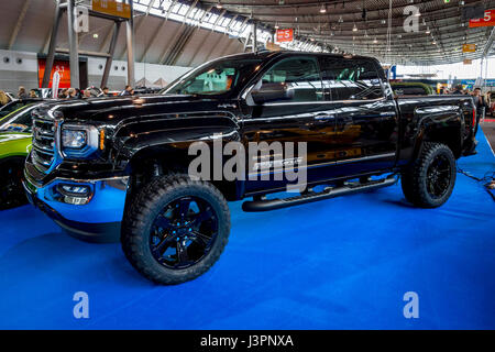 STUTTGART, Deutschland - 3. März 2017: Heavy-Duty Pick-up GMC Sierra 1500 Crew Cab SLT, 2017. Europas größte Oldtimer-Messe "RETRO CLASSICS" Stockfoto