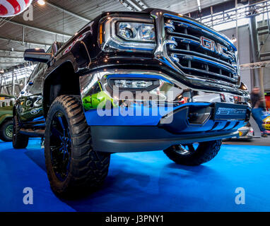 STUTTGART, Deutschland - 3. März 2017: Heavy-Duty Pick-up GMC Sierra 1500 Crew Cab SLT, 2017. Europas größte Oldtimer-Messe "RETRO CLASSICS" Stockfoto