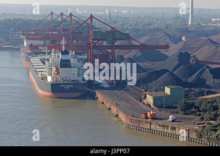 Blick von köhlbrandbridge an Kohle Hafen, hansaport Hamburg, Deutschland Stockfoto