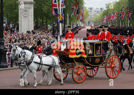 Prozession mit Royal Carriage und Königin Elizabeth II. und Prinz Philip zurück zum Buckingham Palace, von der Zeremonie der die Farbe Juni Stockfoto