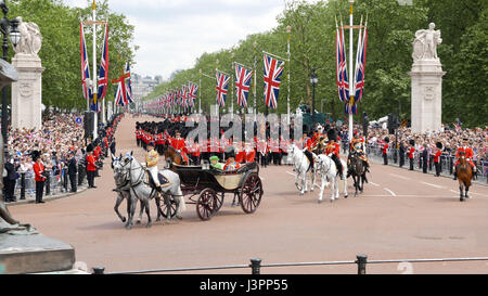 Queen Elizabeth und Prinz Philip in einer offenen Kutsche an die Trooping die Farbe Parade im Jahr 2016 Stockfoto