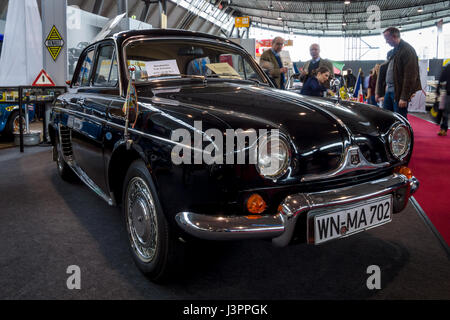 STUTTGART, Deutschland - 3. März 2017: Supermini Auto Renault Dauphine, 1959. Europas größte Oldtimer-Messe "RETRO CLASSICS" Stockfoto