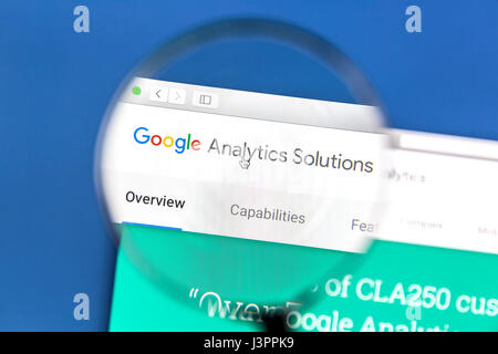 Google Analytics-Website unter einem Vergrößerungsglas. Google Analytics ist ein Web-Analytics-Service von Google angeboten Stockfoto