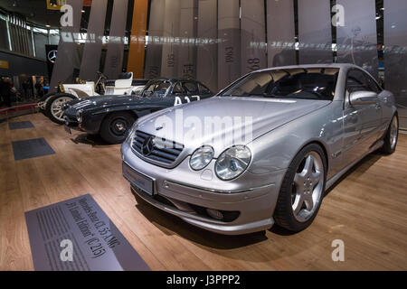 STUTTGART, Deutschland - 3. März 2017: Mercedes-Benz CL 55 AMG (Vordergrund), Mercedes-Benz 300SL (Mitte) und Mercedes Simplex 40PS (Hintergrund). Europas größte Oldtimer-Messe "RETRO CLASSICS" Stockfoto