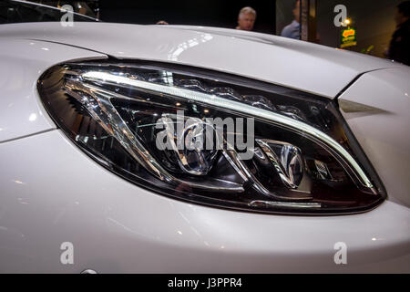 STUTTGART, Deutschland - 3. März 2017: Scheinwerfer des Mercedes-AMG C63 S Coupe, 2016. Europas größte Oldtimer-Messe "RETRO CLASSICS" Stockfoto