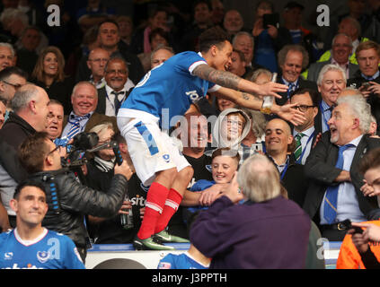 Portsmouth Kyle Bennett feiert nach dem Schlusspfiff während der Himmel Bet League Two Spiel im Fratton Park, Portsmouth. Stockfoto