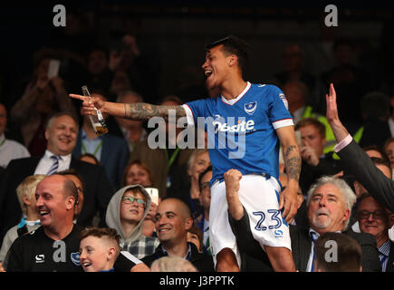 Portsmouth Kyle Bennett feiert nach dem Schlusspfiff während der Himmel Bet League Two Spiel im Fratton Park, Portsmouth. Stockfoto