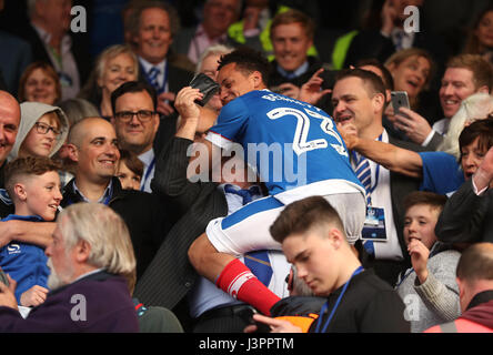 Portsmouth Kyle Bennett feiert nach dem Schlusspfiff während der Himmel Bet League Two Spiel im Fratton Park, Portsmouth. Stockfoto