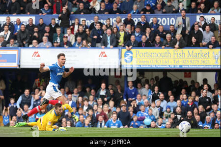 Portsmouth Kal Naismith Partituren seiner Seite sechsten Tor des Spiels während der Himmel Bet League Two match bei Fratton Park, Portsmouth. Stockfoto