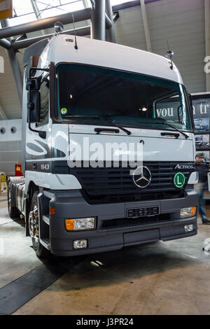 STUTTGART, Deutschland - 3. März 2017: Schwerlast LKW Mercedes-Benz Actros 1843 LS, 2000. Europas größte Oldtimer-Messe "RETRO CLASSICS" Stockfoto