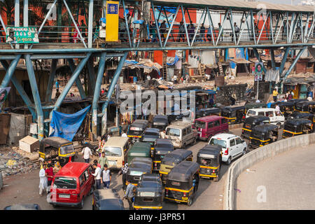 Morgen-Verkehr von Bandra East Station, Mumbai, Indien Stockfoto