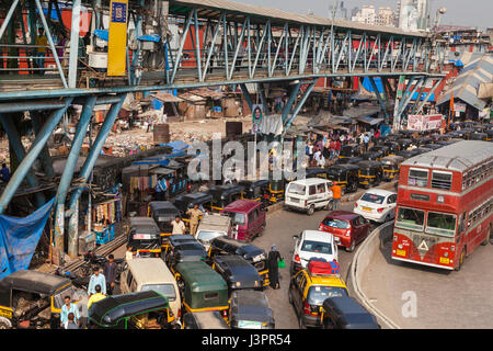 Morgen-Verkehr von Bandra East Station, Mumbai, Indien Stockfoto