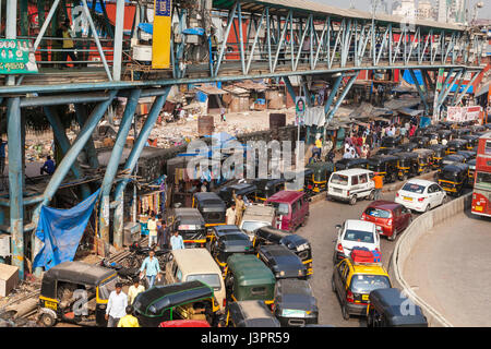 Morgen-Verkehr von Bandra East Station, Mumbai, Indien Stockfoto