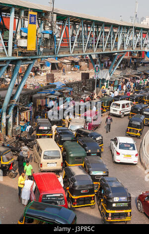 Morgen-Verkehr von Bandra East Station, Mumbai, Indien Stockfoto