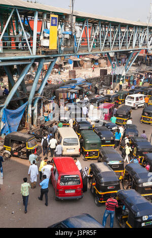 Morgen-Verkehr von Bandra East Station, Mumbai, Indien Stockfoto