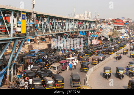 Morgen-Verkehr von Bandra East Station, Mumbai, Indien Stockfoto