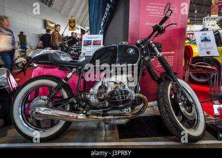 STUTTGART, Deutschland - 3. März 2017: Das Motorrad BMW R100 Cafe Racer, 1991. Europas größte Oldtimer-Messe "RETRO CLASSICS" Stockfoto