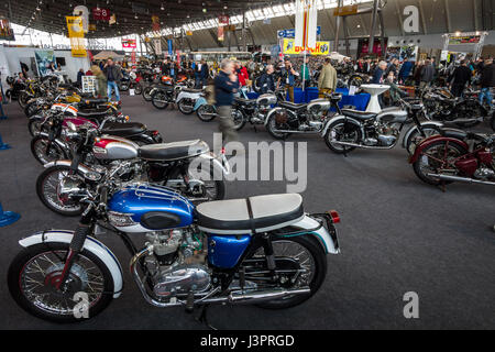 STUTTGART, Deutschland - 3. März 2017: Ausstellungspavillon mit verschiedenen Motorrädern. Europas größte Oldtimer-Messe "RETRO CLASSICS" Stockfoto