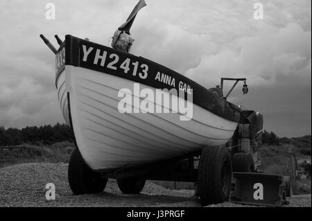 Angelboot/Fischerboot, Anna Gail, am Strand von Weybourne in Norfolk UK Stockfoto