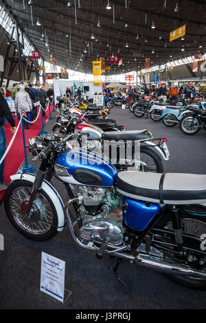 STUTTGART, Deutschland - 3. März 2017: Ausstellungspavillon mit verschiedenen Motorrädern. Europas größte Oldtimer-Messe "RETRO CLASSICS" Stockfoto