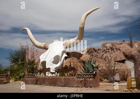 Amado, Arizona - The Longhorn Grill, ein Restaurant, bis die Bank im Jahr 2012 ausgeschlossen. Die Hörner auf den konkreten Stuck Schädel erreichen 30 Fuß hoch. Stockfoto