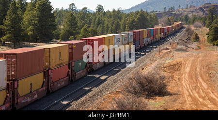 Flagstaff, Arizona - ein westwärts BNSF-Zug mit Versandbehälter. Stockfoto