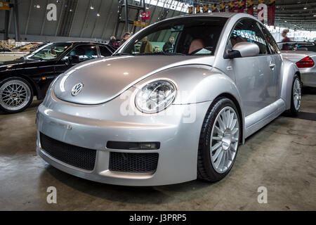 STUTTGART, Deutschland - 3. März 2017: Kleinwagen Volkswagen Beetle RSI, 2002. Europas größte Oldtimer-Messe "RETRO CLASSICS" Stockfoto