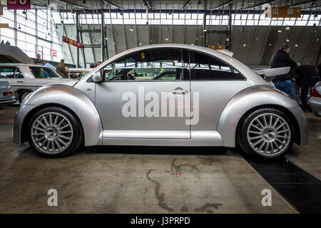 STUTTGART, Deutschland - 3. März 2017: Kleinwagen Volkswagen Beetle RSI, 2002. Europas größte Oldtimer-Messe "RETRO CLASSICS" Stockfoto