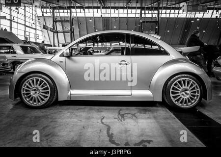 STUTTGART, Deutschland - 3. März 2017: Kleinwagen Volkswagen Beetle RSI, 2002. Schwarz und weiß. Europas größte Oldtimer-Messe "RETRO CLASSICS" Stockfoto