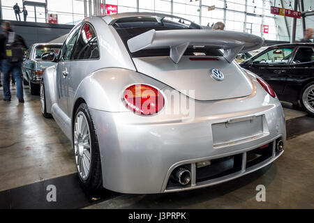 STUTTGART, Deutschland - 3. März 2017: Kleinwagen Volkswagen Beetle RSI, 2002. Sicht nach hinten. Europas größte Oldtimer-Messe "RETRO CLASSICS" Stockfoto