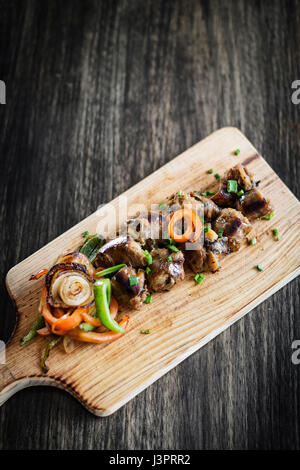 Gegrillte frische portugiesische Chourico Chorizo Wurst Starter Tapas Snack am Holzbrett Stockfoto