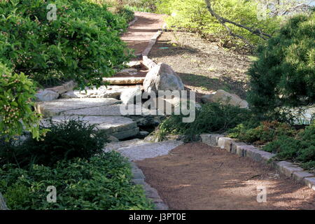 Ein Wanderweg im Osaka Garten in Jackson Park, Chicago, IL Stockfoto