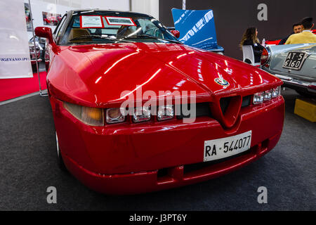 STUTTGART, Deutschland - 3. März 2017: Sportwagen Alfa Romeo SZ (Sprint Zagato), 1991. Europas größte Oldtimer-Messe "RETRO CLASSICS" Stockfoto