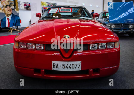 STUTTGART, Deutschland - 3. März 2017: Sportwagen Alfa Romeo SZ (Sprint Zagato), 1991. Europas größte Oldtimer-Messe "RETRO CLASSICS" Stockfoto