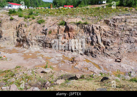 Offener Schnitt Abbau von Mineralien Amethyst. Stockfoto