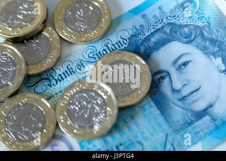 Neue Pfund Münzen & fünf-Pfund-Note. Stockfoto