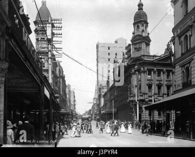 Dieses Foto der King Street, die in Sydney nach Osten blickt, erfasst das Stadtbild aus einer historischen Perspektive. Das Bild ist Teil der Powerhouse Museum Collection, die die städtische Entwicklung von Sydney im Laufe der Zeit dokumentiert und Einblick in das Wachstum und die Architektur der Stadt bietet. Stockfoto