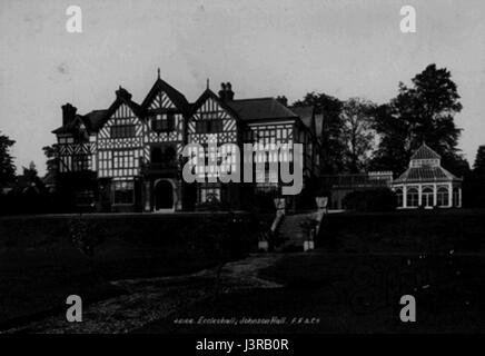 Dieses Bild zeigt Johnson Hall in Eccleshall, Staffordshire, Großbritannien, wie es um 1900 erschien. Johnson Hall ist bekannt für seine historische und architektonische Bedeutung, die im 16. Jahrhundert ihren Ursprung hat. Stockfoto