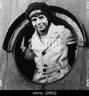 Jackie Coogan, ein berühmter Kinderdarsteller, wird an Bord der SS Leviathan, einem luxuriösen Ozeanschiff, gezeigt. Dieses Bild fängt wahrscheinlich einen Moment aus seiner frühen Karriere ein und spiegelt die damalige Unterhaltungskultur wider, da Coogan eine bemerkenswerte Figur im frühen Kino war. Stockfoto